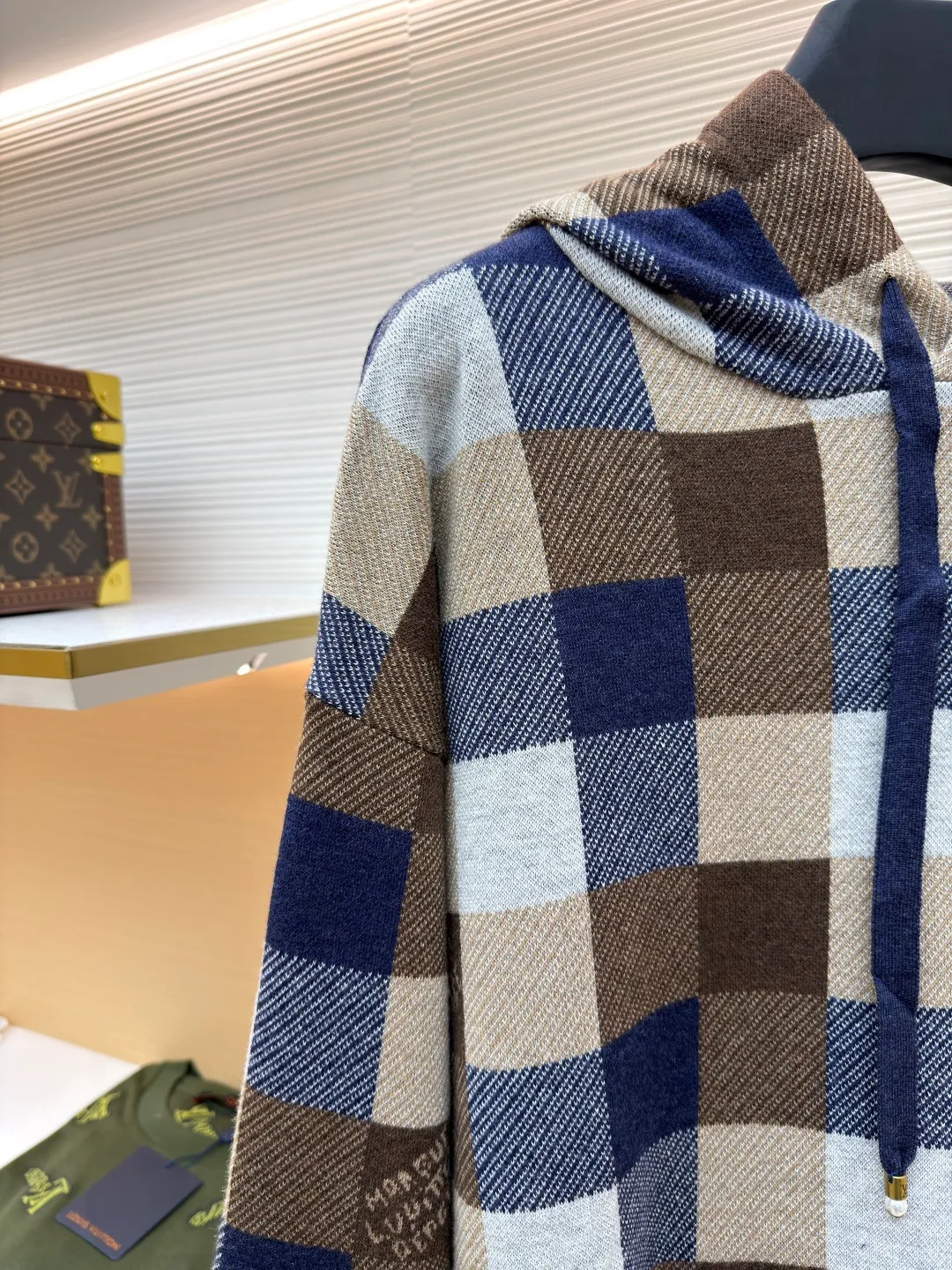 LOUIS VUITTON colorful plaid woolen sweatshirt ●Original version: purchased and developed for 24400 ●Item number: 1680883-C55 ●Fabric: wool blended fabric ●Technology: jacquard production ●Version: fitted version ●Weight: about 835 grams ●Size: XS-S-M-L ●Description: The yarn is made of [2/48 wool blended yarn], which is combined and matched with [four color fabric pieces]. This fabric piece uses [14-needle computer machine], each [weaving piece takes 280 minutes], the whole piece [four-color sesame bottom jacquard], prone to missing stitches; [hand stitching] uses [20 needles] Seam], the whole piece is composed of [7 pieces + 4 fences], the front and rear shirt legs are [double-sewn separately], the hat bones and collar bones are all wrapped with [small cylinders], and all the grids need to be in the right color, which increases the difficulty and time of sewing; the hat rope pendant needs to be [purely hand-made], which increases the time for finishing the tail. The overall wiring is straight and delicate, the fabric is comfortable and soft, and the color is consistent without color difference. It can be matched with the same style to create a fashionable look and control various occasions. Customized accessories, complete with three standards, same style for men and women!